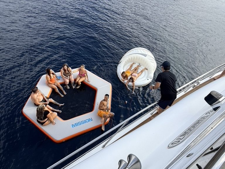 Three's Company yacht - Floating Island Toys