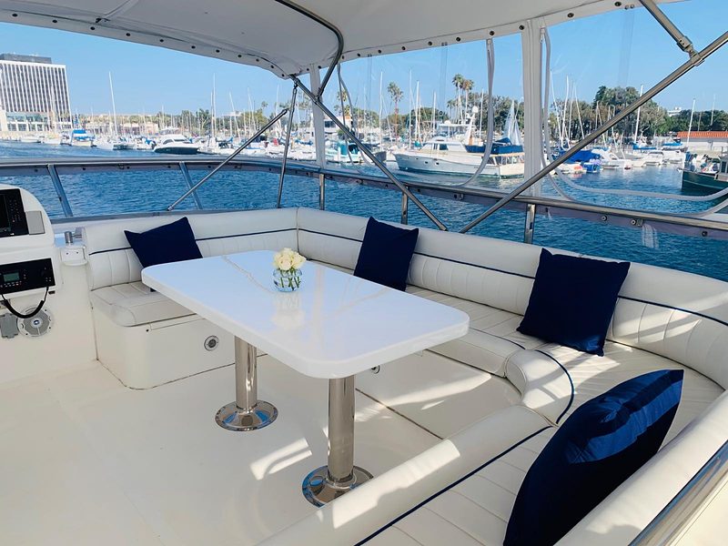 Three's Company yacht - Flybridge Guest Seating
