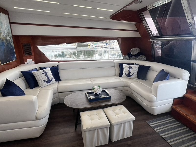 Three's Company yacht - Saloon Seating