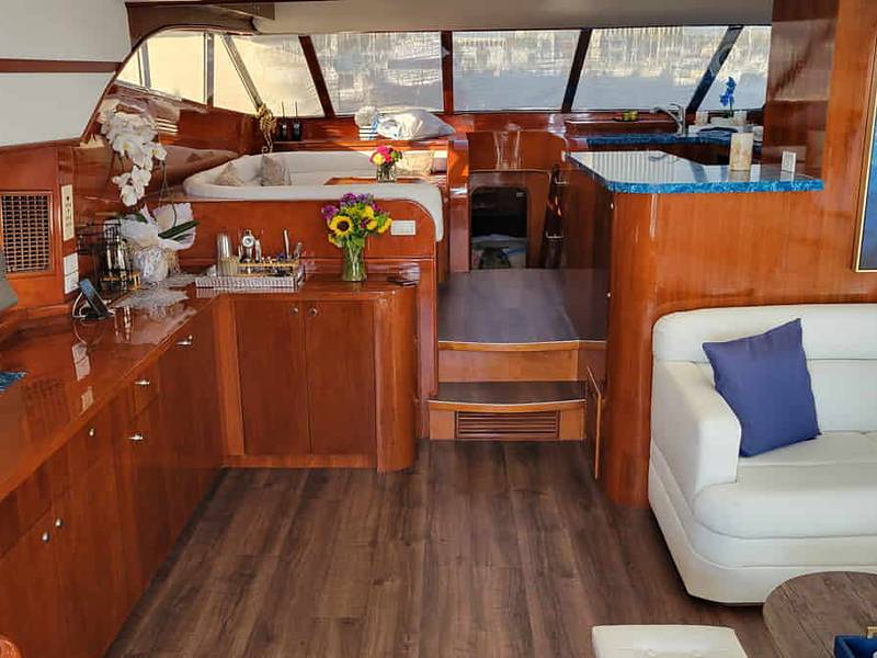 Three's Company yacht - Saloon to Galley
