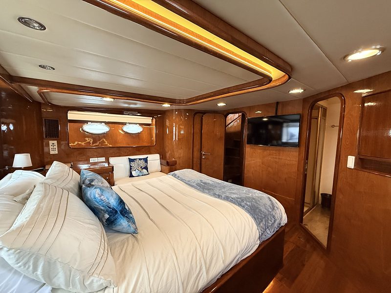 Three's Company yacht - Master Stateroom