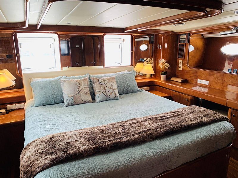 Three's Company yacht - Master Cabin Queen