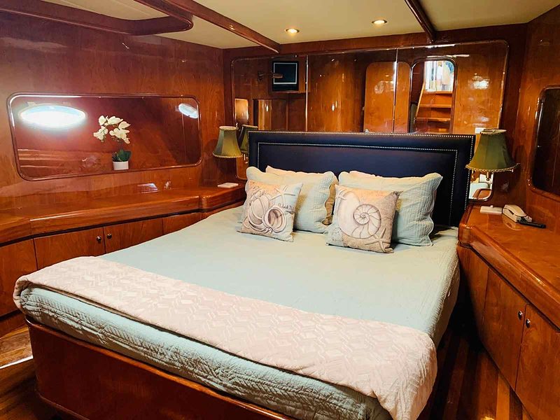 Three's Company yacht - VIP Stateroom Queen Berth